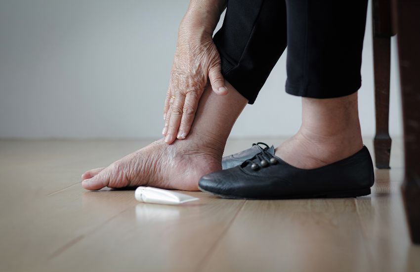 El impacto del envejecimiento en los pies ¿Cómo cuidarlos