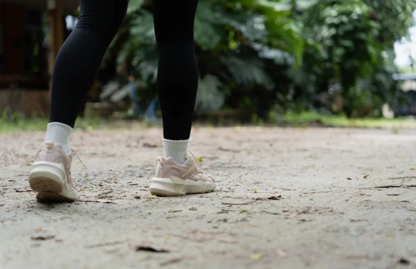 img blog 5 Beneficios de las plantillas personalizadas para deportistas Deportista caminando con zapatillas sobre tierra, beneficiándose del uso de plantillas personalizadas para mejorar su pisada y prevenir lesiones